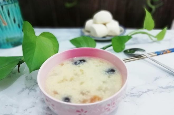 银耳桃胶大枣小米粥