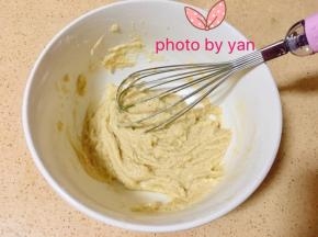 加入椰浆、牛奶、玉米油，画“之”字搅匀。