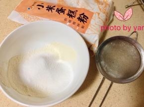 小米蛋糕粉和椰子粉过筛。