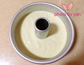 倒入中空模里。