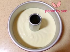 倒入中空模里。