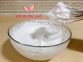 蛋白分三次加入细砂糖打至硬性发泡，打蛋头出现小尖角。