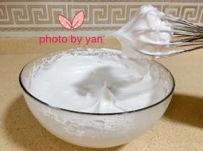 蛋白分三次加入细砂糖打至硬性发泡，打蛋头出现小尖角。