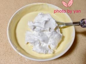 蛋白分三次加入蛋黄液里。