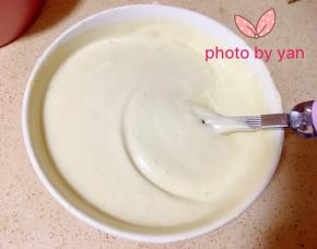 用蛋抽翻拌均匀。