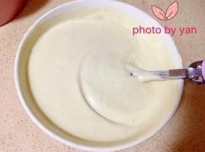 用蛋抽翻拌均匀。