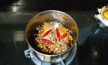 将所有材料放入锅中，汁水量是浸过豆一点点