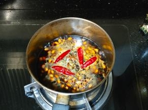 将所有材料放入锅中，汁水量是浸过豆一点点