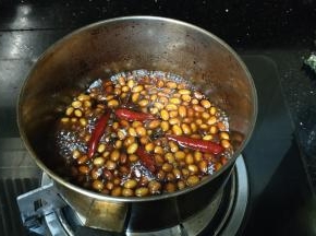 其间开盖试味，咸了的要加糖，淡了的要加酱油