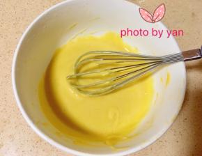 分两次加入蛋黄搅匀。