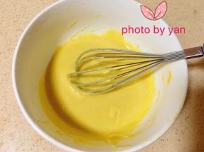 分两次加入蛋黄搅匀。