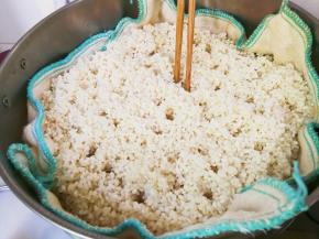 蒸锅水开，放入糯米用筷子扎一扎孔，蒸二十分钟