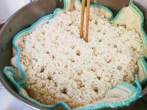 蒸锅水开，放入糯米用筷子扎一扎孔，蒸二十分钟