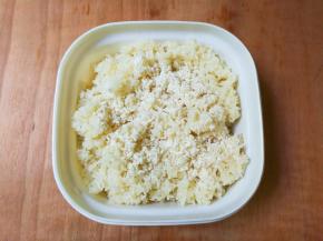 提前将保鲜盒用开水烫两遍，将凉至35度左右的糯米粉放入保鲜盒，先撒入3克