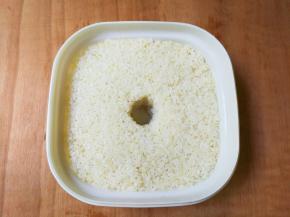 拌匀抹平，中间留一个小洞