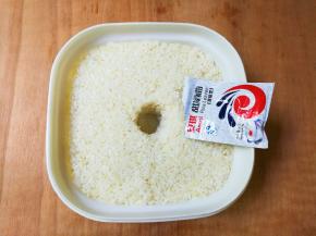 将剩下的1克甜酒曲撒在小洞上面