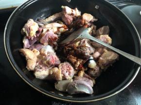 2分钟左右加入老抽，盐和糖翻炒均匀。