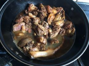 倒入一大碗水，大火煮开，小火炖半个小时以上，用筷子戳可以很容易戳进肉里就可以了，适量调一点鸡粉。