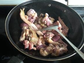 倒入老鹅翻炒。