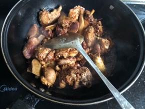 炒至所有的鹅肉裹上酱油色。