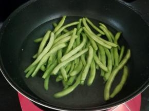 做水烧开，加少许盐，下四季豆