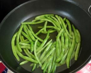 焯至颜色变深，捞出过凉水