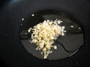 热锅凉油，下花椒小火煸香，捞出花椒不用，再下2/3的蒜未小火煸香