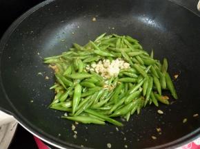 出锅前加入剩余的蒜未即可