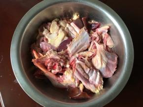 老鹅半只清洗干净沥干水份！