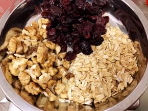 准备好果干和燕麦片