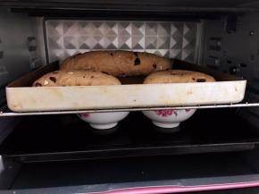 放入不通电的烤箱里进行二发
同时放入2碗热水保持湿度和温度