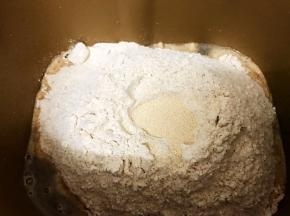 粉堆里加入干酵母（因为无糖用普通干酵母即可）