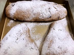 用小喷壶喷湿表面，筛上高粉