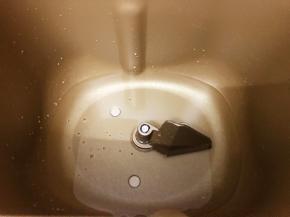 面包桶里放入水