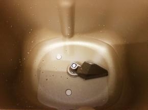 面包桶里放入水