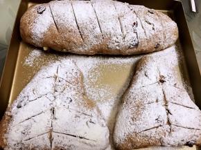 用锋利的刀片割成你喜欢的样子
放入预热好的烤箱中下层180度烤20分钟