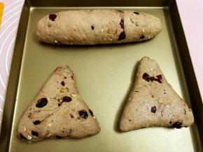 摆入不沾烤盘里