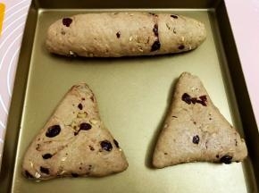 摆入不沾烤盘里