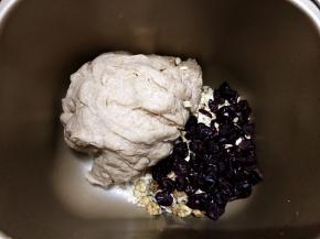 揉面15分钟成团后加入果干和燕麦片