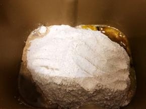 面包桶对角放入橄榄油和盐
面包机启动揉面25分钟