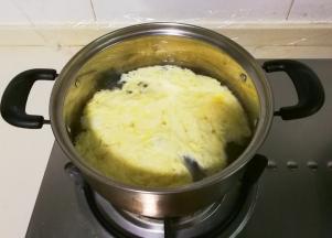 锅中放入适量热水烧开，一边轻轻划圈一边淋入蛋液