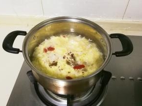 放入糖桂花和黄冰糖