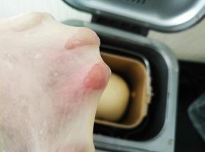 将面团原料放入面包机揉至出薄膜