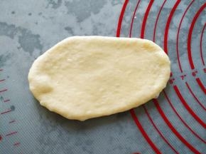 逐个轻轻擀成长面片