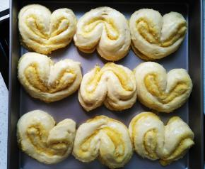 放烤箱二发至2倍大，表面抹蛋液