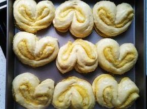 放烤箱二发至2倍大，表面抹蛋液