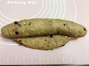 再从上往下卷起，捏紧收口