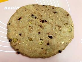 取出面团排气后分成2份
取一份擀成椭圆形