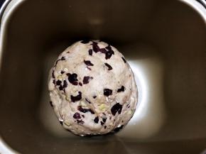 揉至程序结束所有干果都揉进面团里（不用揉出膜，100%全麦粉也不好出膜）
开始进行一发