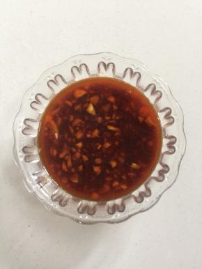 熬好的料汁儿倒在碗里备用。